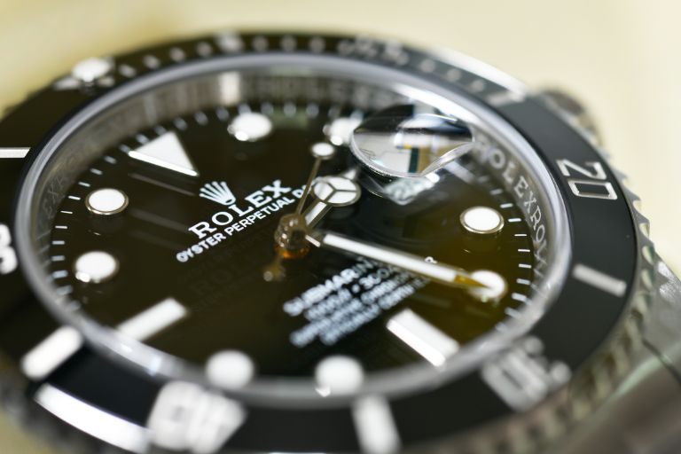 ケースサイズ：36mm～41mmを目安に、薄くて小さいものがベスト