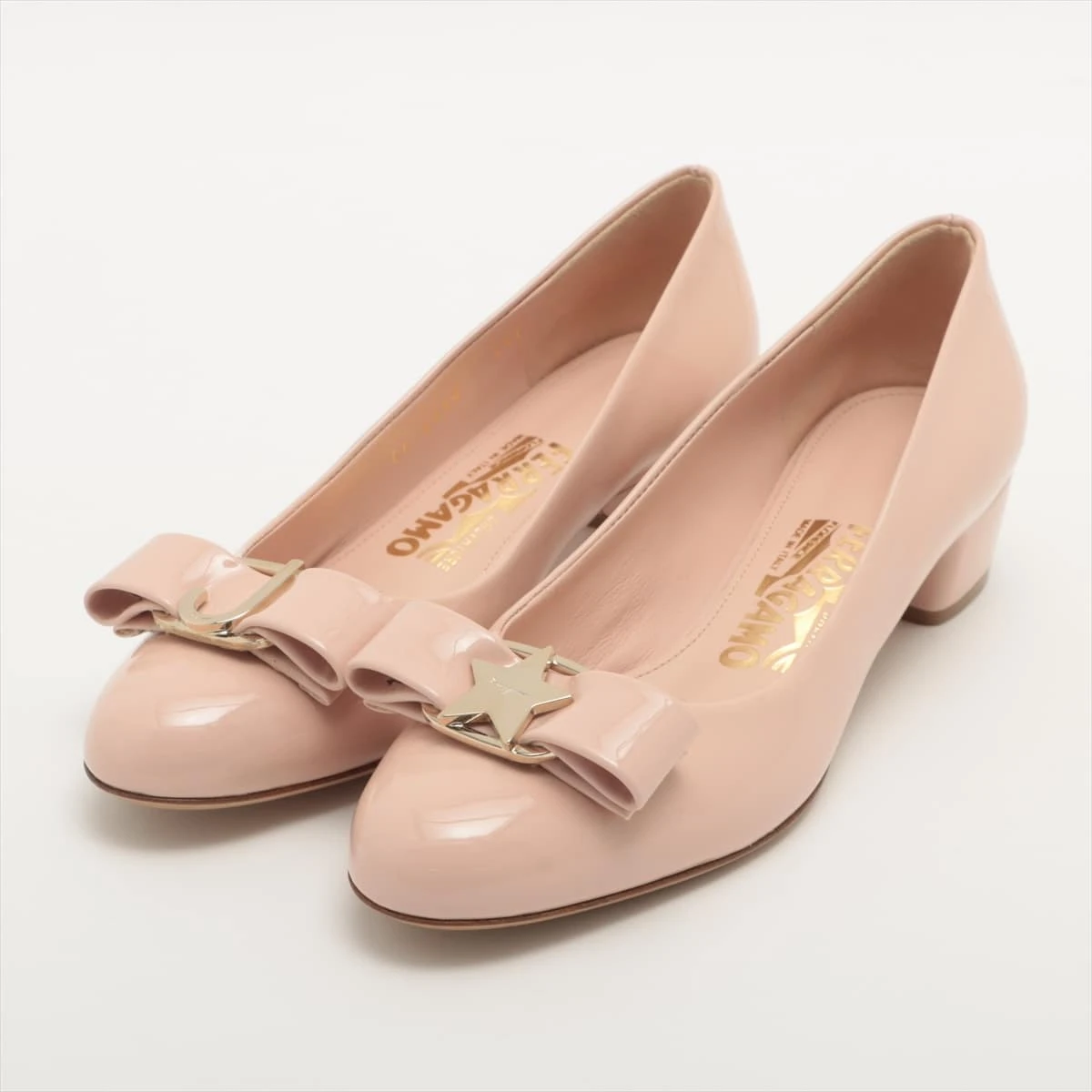 新品未使用✨フェラガモ　フラットシューズ　ヴァラリボン　パテント　ベージュ FERRAGAMO フェラガモ バレエシューズ リボン 靴 Salvatore