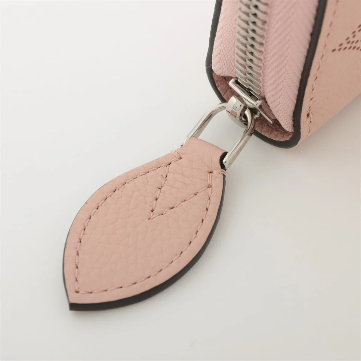 ✨美品✨ヴィトン マヒナ イリス ジッピーウォレット　マグノリア LOUIS VUITTON LV ルイ・ヴィトン マヒナ ジッピーウォレット