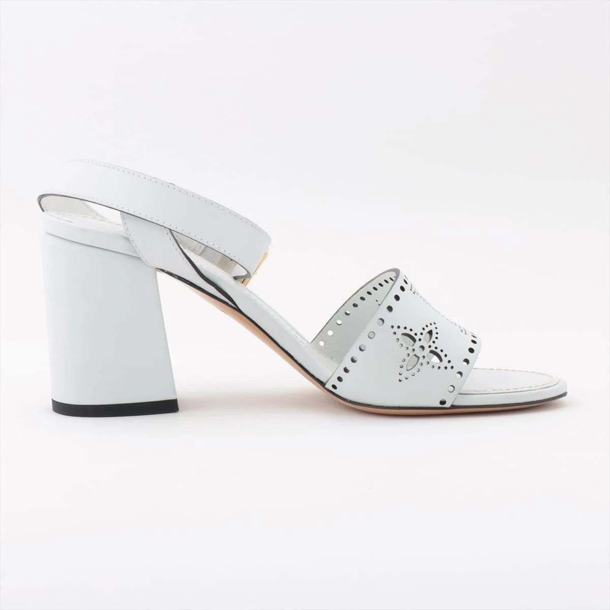 美品✨ ヴィトン モノグラム レザー エンボス ホワイト サンダル 25cm相当 ルイヴィトンコピー ウォーターフロント エンボスモノグラム