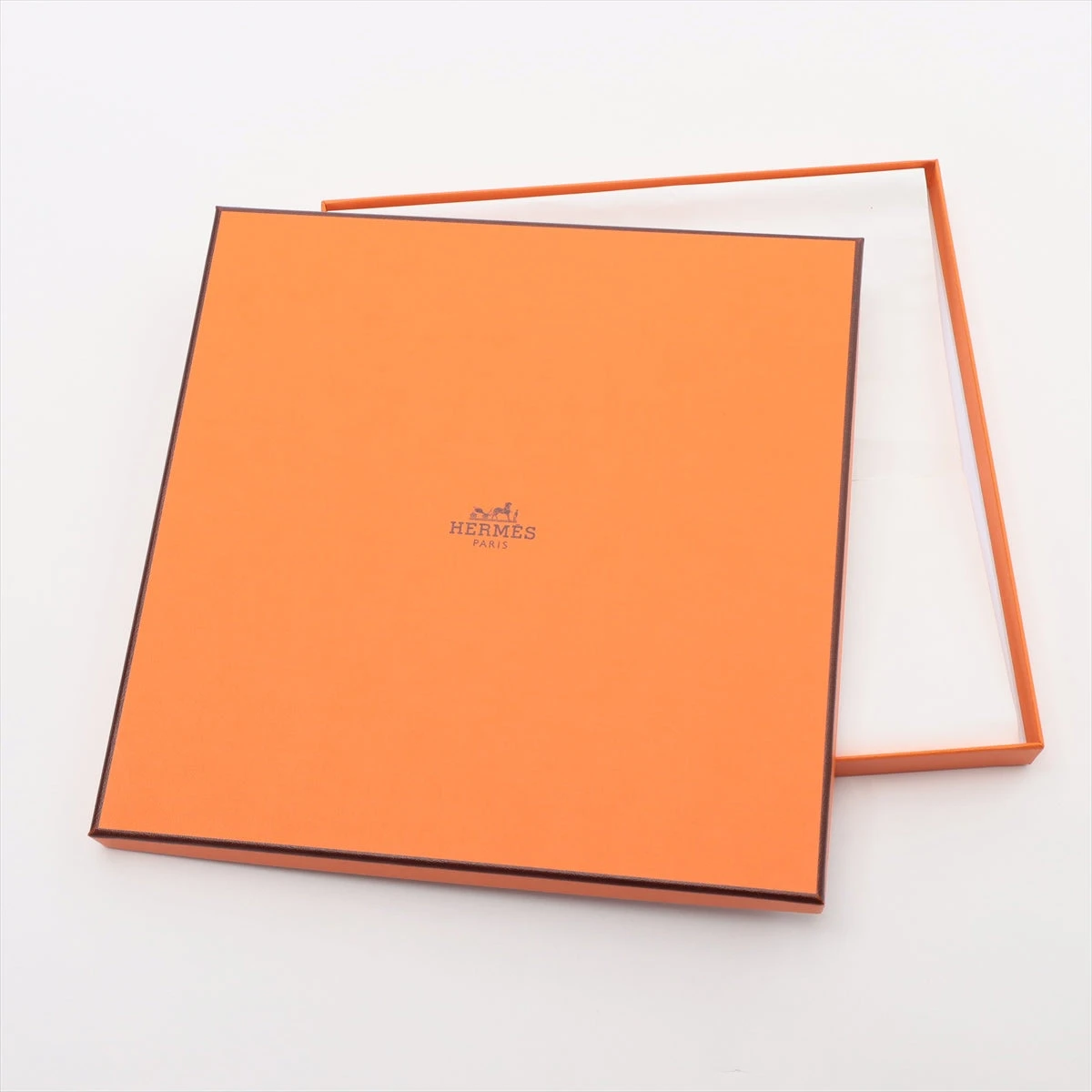 HERMES Plumets et Panaches エレガントなお色 Hermès Plumets et Panaches Silk scarf BN | One Kings Lane