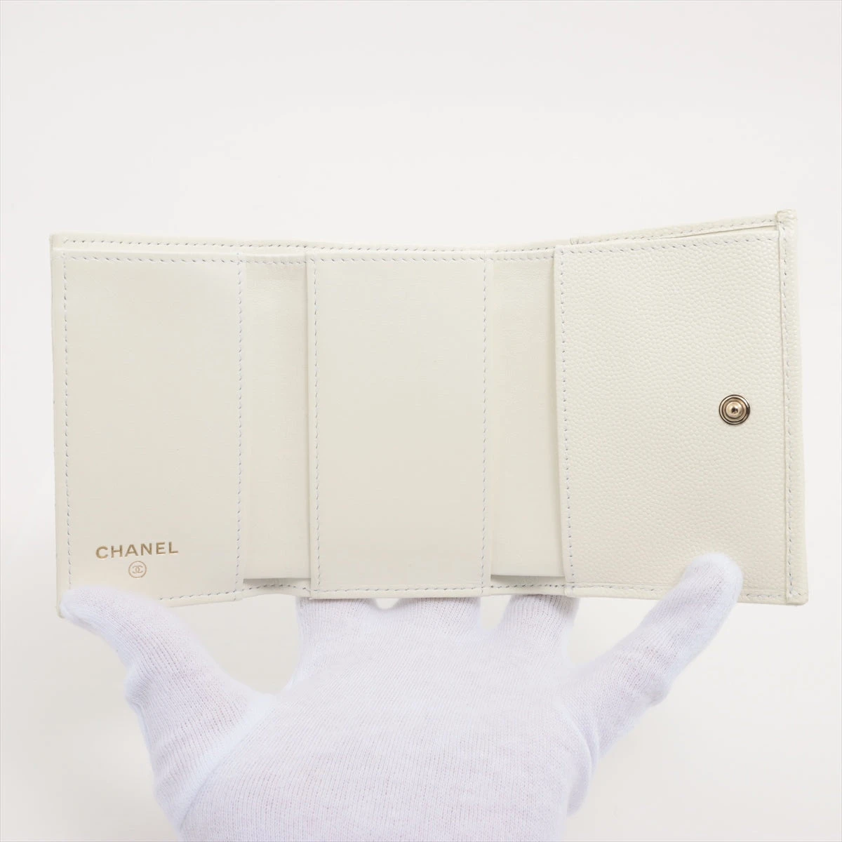 【大人気】CHANEL パスポート キャビア ゴールド金具 ホワイト シャネル ミニマトラッセ キャビアスキン チェーンショルダー