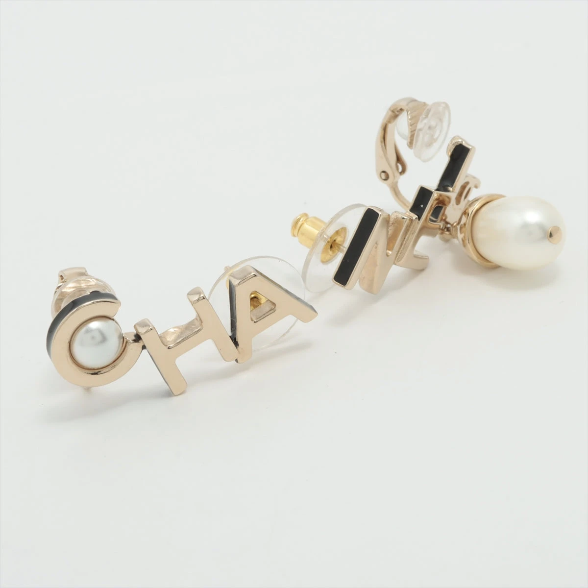 シャネル ロゴ A22K ピアス(両耳用) GP×フェイクパール ゴールド