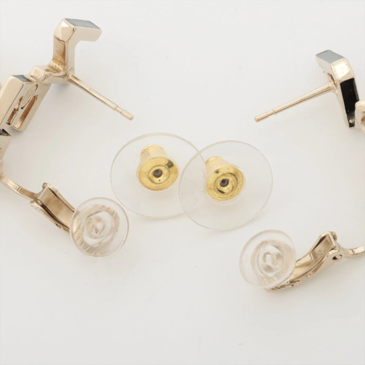シャネル ロゴ A22K ピアス(両耳用) GP×フェイクパール ゴールド