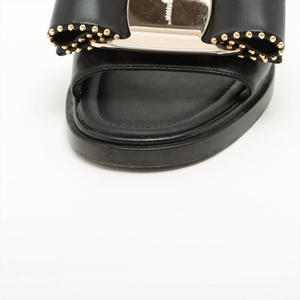SalvatoreFerragamoフェラガモブラックサンダル ゴールドスタッズ