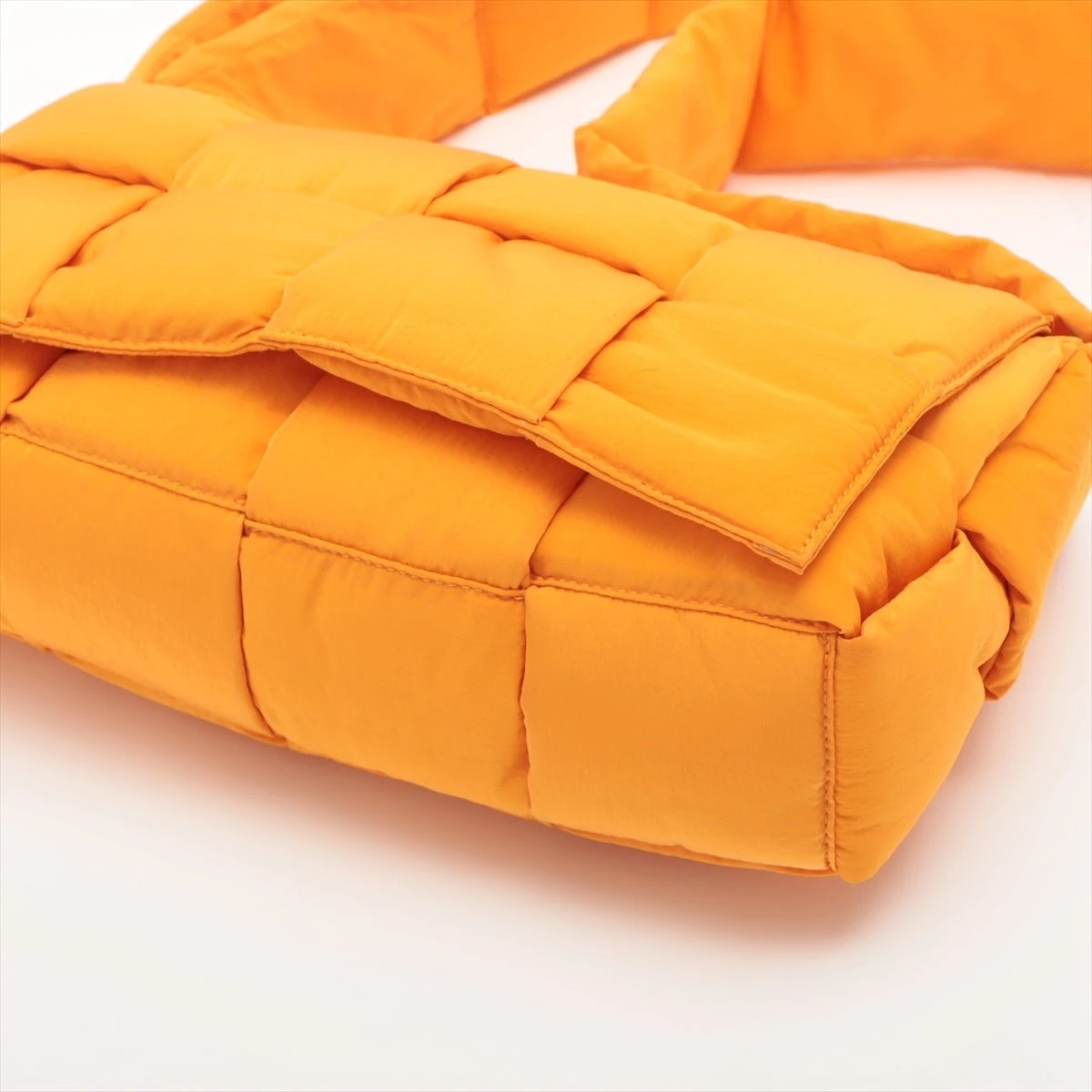 12万新品◆ボッテガヴェネタ◆オレンジ系バタフライ×イントレ長財布 ボッテガ・ヴェネタ\u201cオレンジ\u201dのバッグ「キャンディ カセット」等