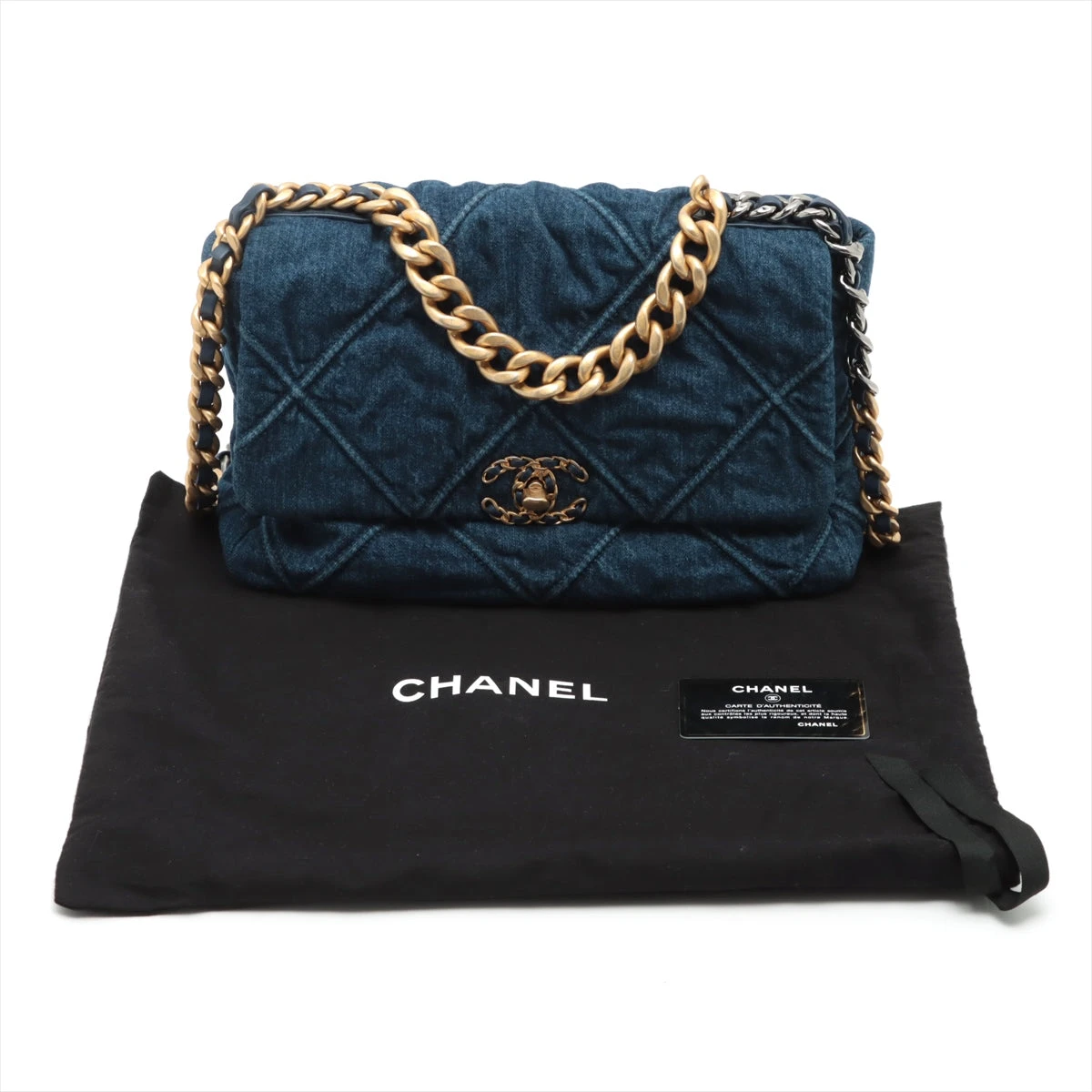 CHANEL 19 マキシ デニム フラップバッグ 2020年 シャネルの人気バッグ「CHANEL 19」にデニム新登場