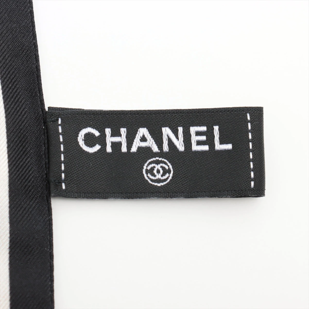 CHANEL ロゴ入りシュシュ ホワイト/ブラックノベルティ非売品 CHANEL ノベルティ/シュシュ ホワイト/ブラック - メルカリ