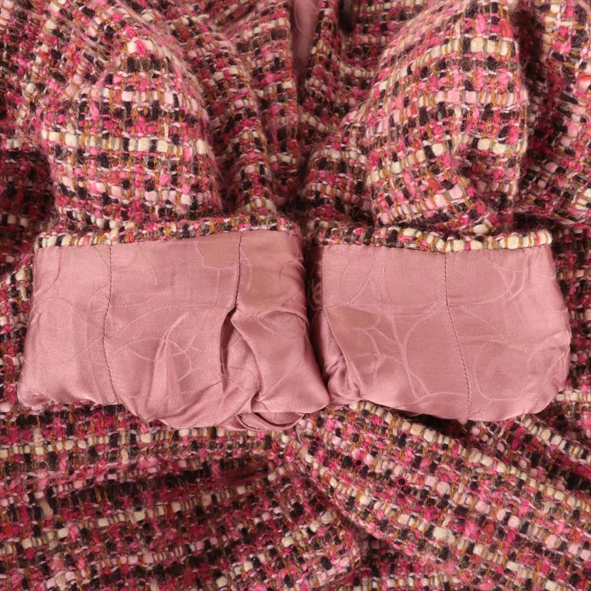 シャネル♥グリポアロゴボタン♥ニット／ジャケット／コート♥新品同様 ツィード風のニットジャケットです🐏 金ボタンがポイントになっていて