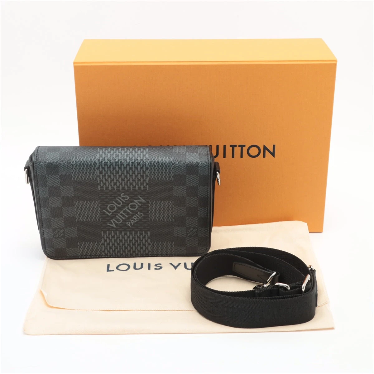 ダミエグラフィット3D ステュディオ メッセンジャー Louis Vuitton IMG_4945.jpg?v=1730181948&