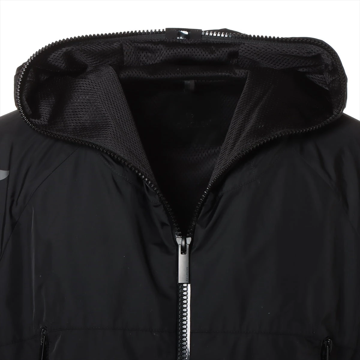 モンクレール BESAR ナイロンジャケット 袖ワッペン付き 22AW モンクレール BESAR 22年 ポリエステル×ナイロン ナイロン