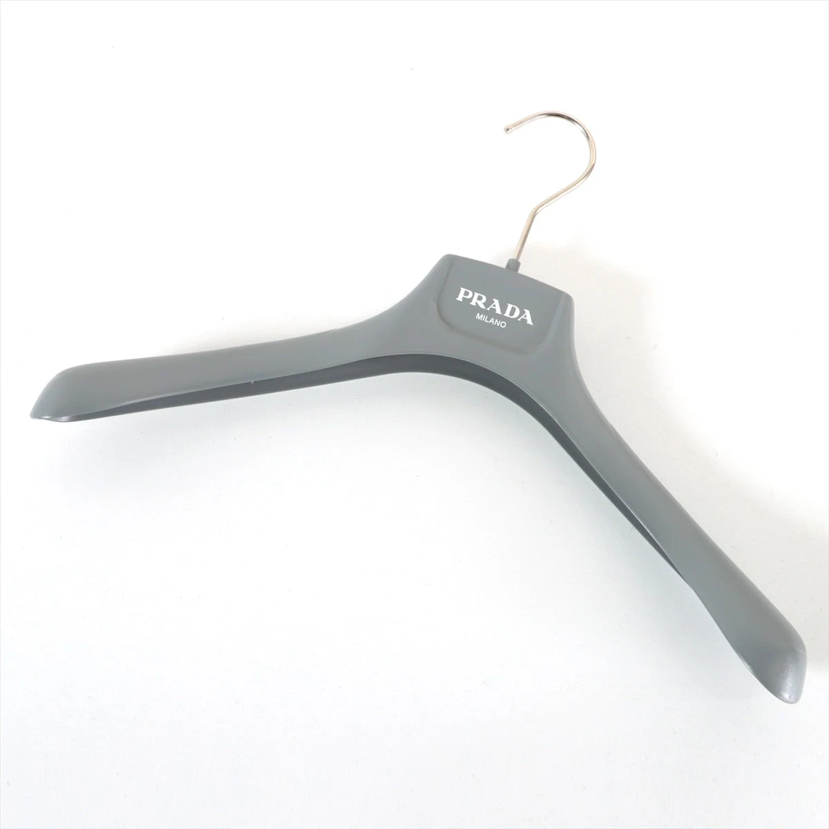 関税送料込み PRADA ロゴ Re-NylonPiuma ノースリーブワンピース PRADA - プラダ 24AW 230715 S000 1WQ8 RE-NYLON三角プレート