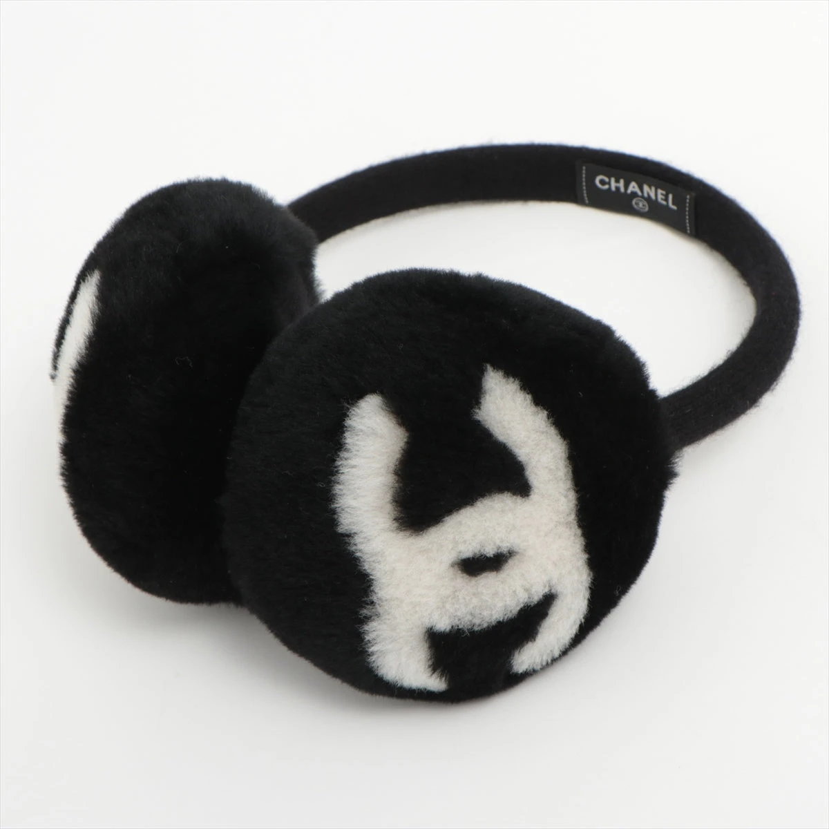 2024今期CHANEL ブラックファーイヤーカフ 65372d5949ec3.webp
