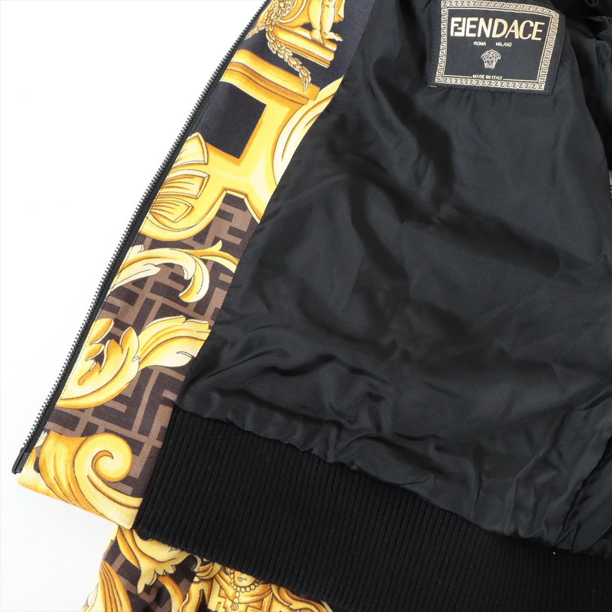 【VERSACE】送料関税込み!! イエローロゴ入り フーディ 黒 フェンディ×ヴェルサーチェ ズッカ 22SS ポリエステル