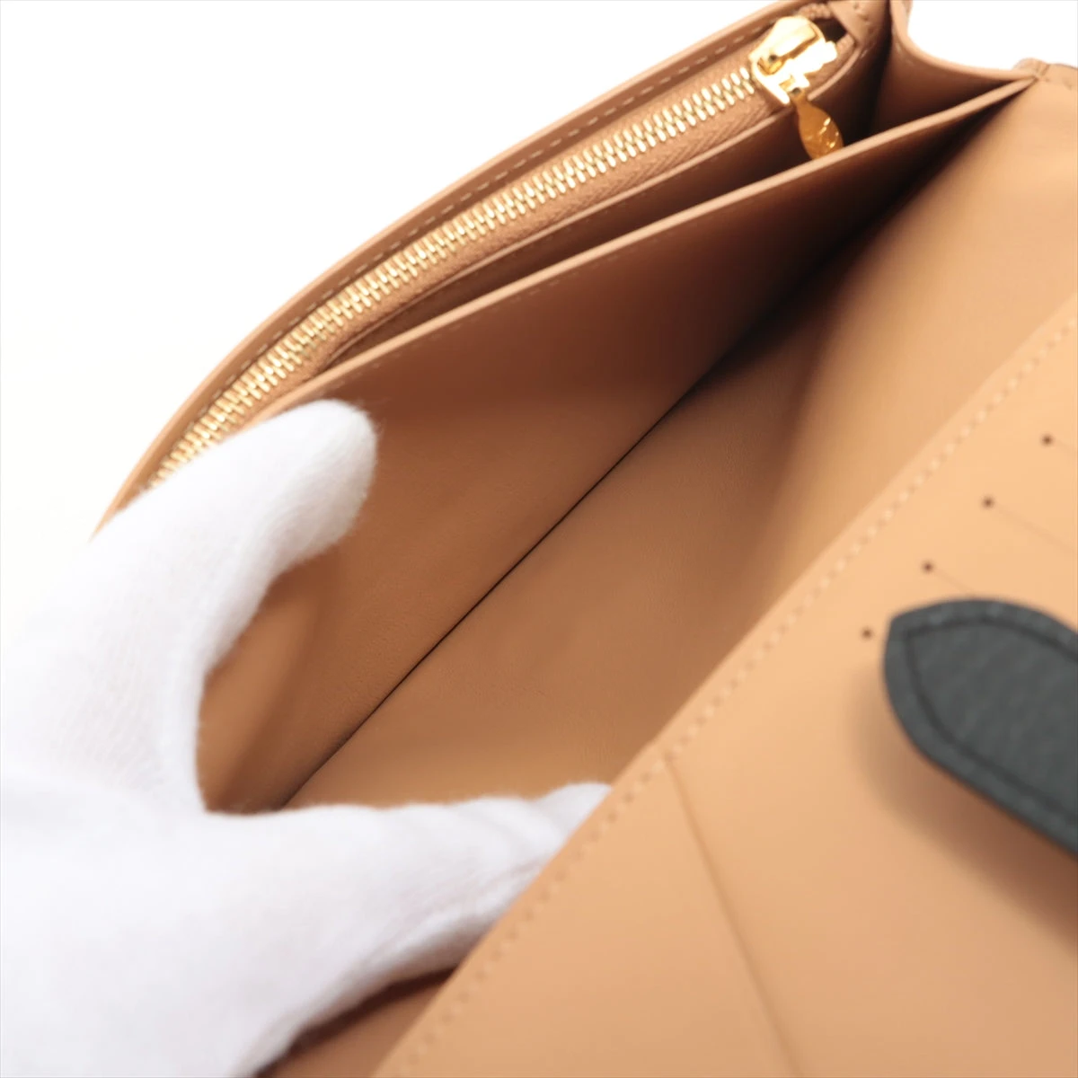 ヴィトン トリヨン LV ヴェルティカル ウォレット カプシーヌ M81330