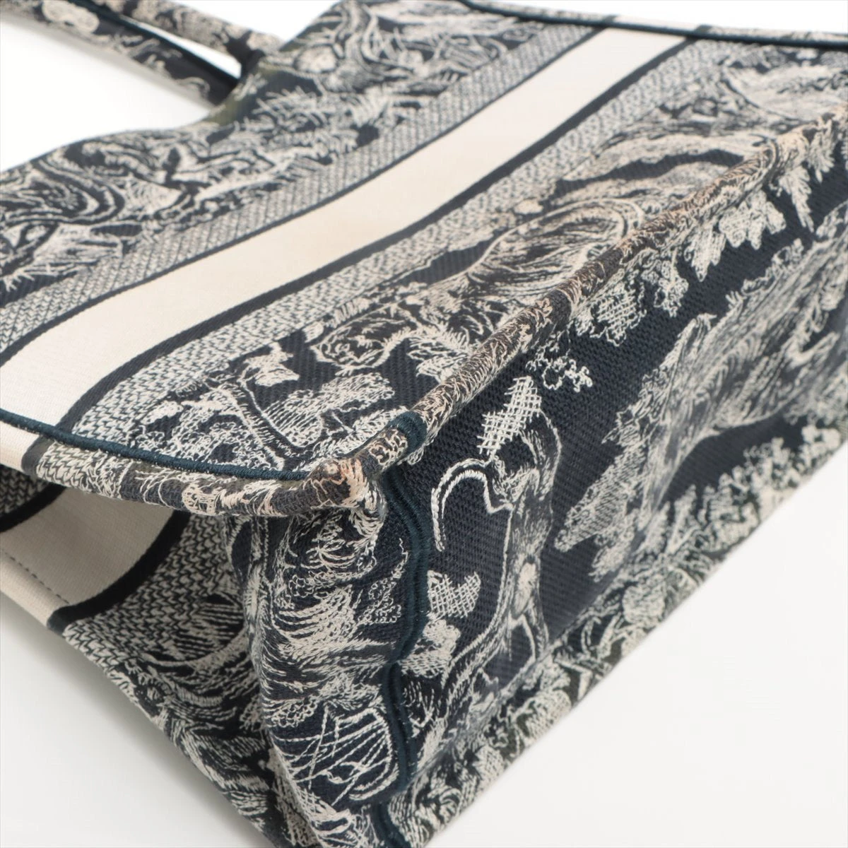 クリスチャンディオール リバース トワル ドゥ ジュイ エンブロイ