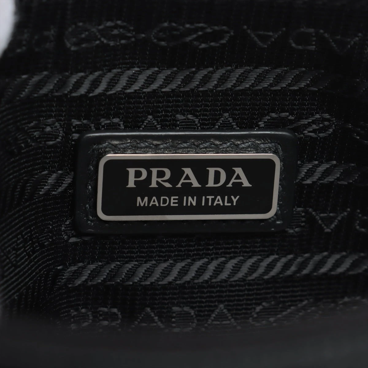 プラダ トライアングル レザー セカンドバッグ ブラック 2NE054