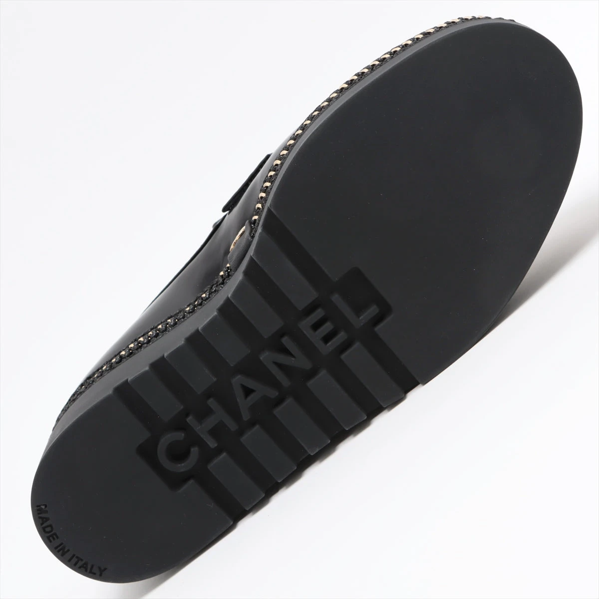 【未使用品】CHANEL ロゴプレート付きローファー ブラック×ホワイト 輝くゴールドのロゴがポイント☆】CHANEL ローファー (CHANEL