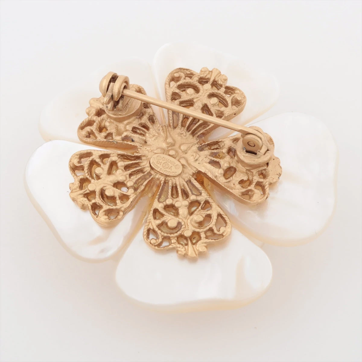 CHANEL カメリア　シェルブローチ 中古・古着通販】CHANEL (シャネル) カメリアシェルブローチ