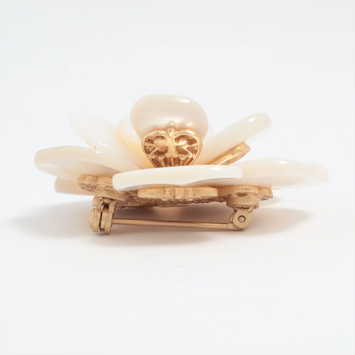 シャネル カメリア 01P ブローチ GP×シェル ホワイト×ゴールド