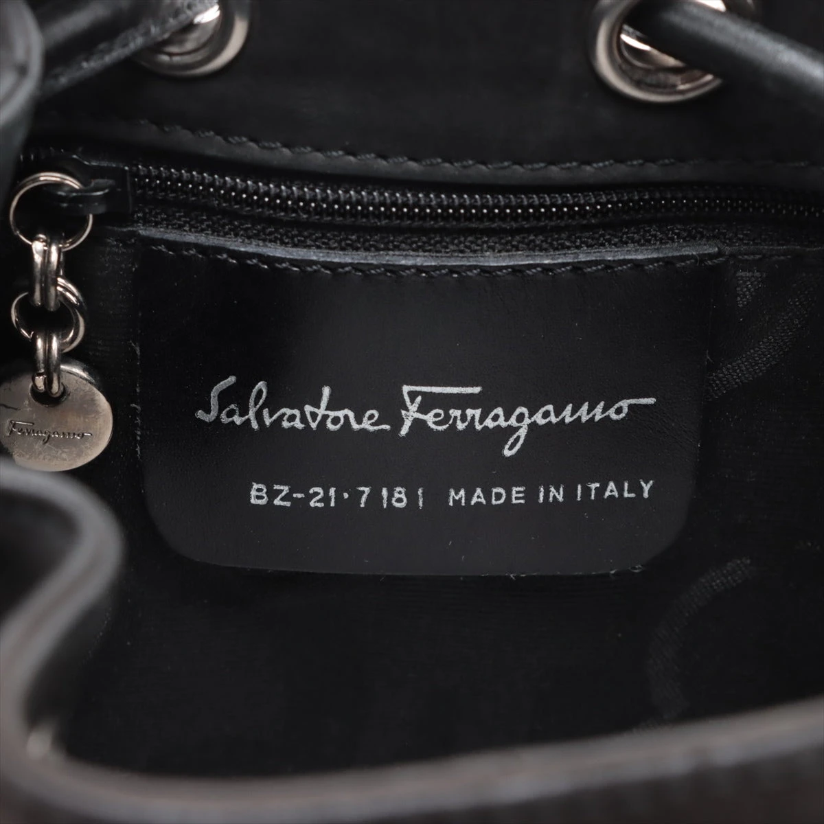 FERRAGAMO（スエード ・ ショルダーバッグ）のフリマアイテム一覧