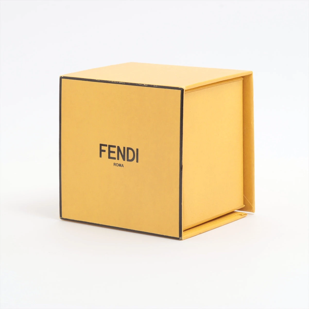 国内直営FENDI エフ イズ フェンディ ピアス BOX付き Giftに