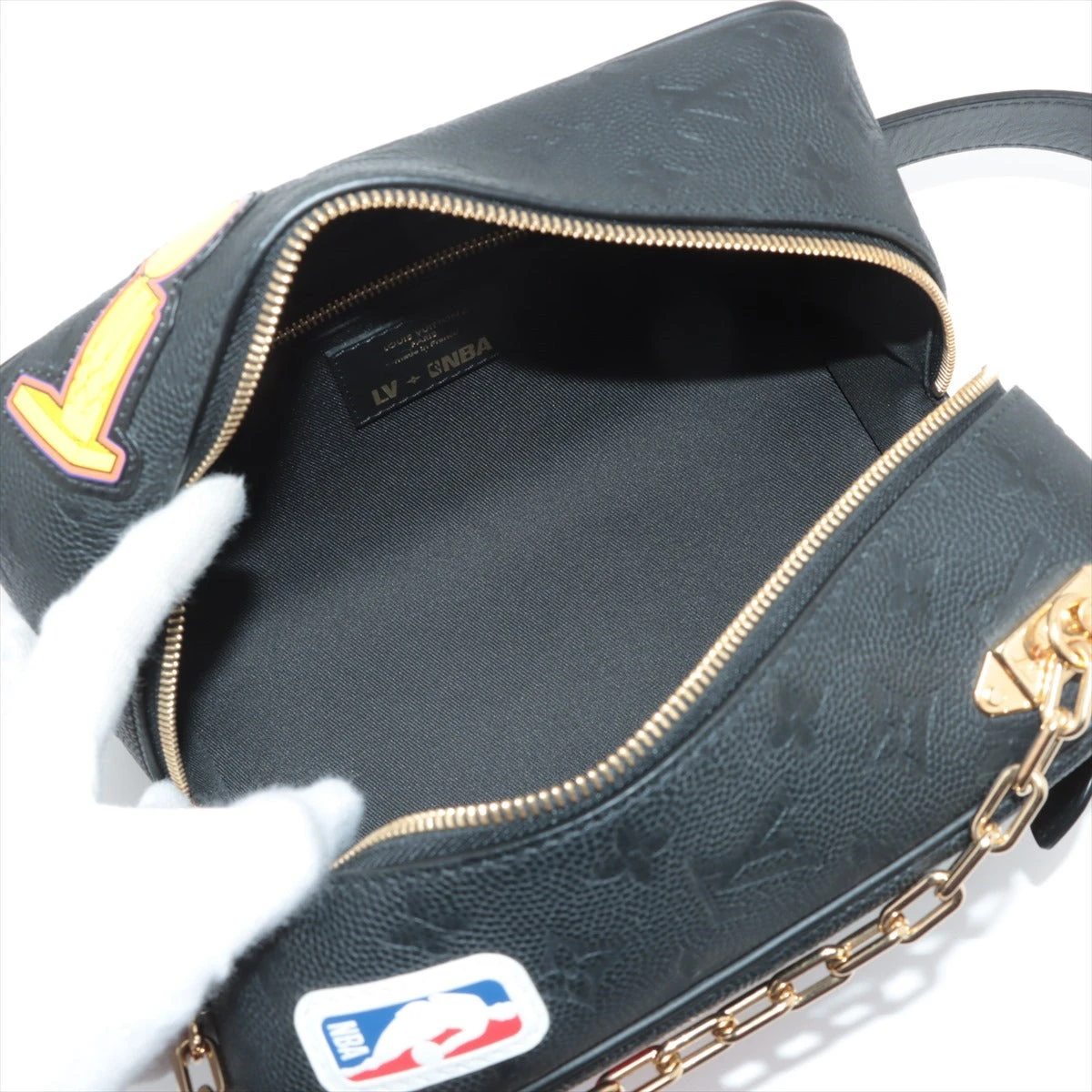★美品★ ルイヴィトン バッグ M58515 クローク ドップキット ブラック LOUIS VUITTON】ルイヴィトン『LV×NBA モノグラム エンボス
