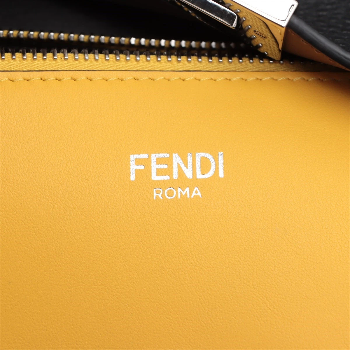 M6932 フェンディ ピーカブー アイシーユー ミディアム 7VA529 M6932 フェンディ ピーカブー アイシーユー ミディアム 7VA529