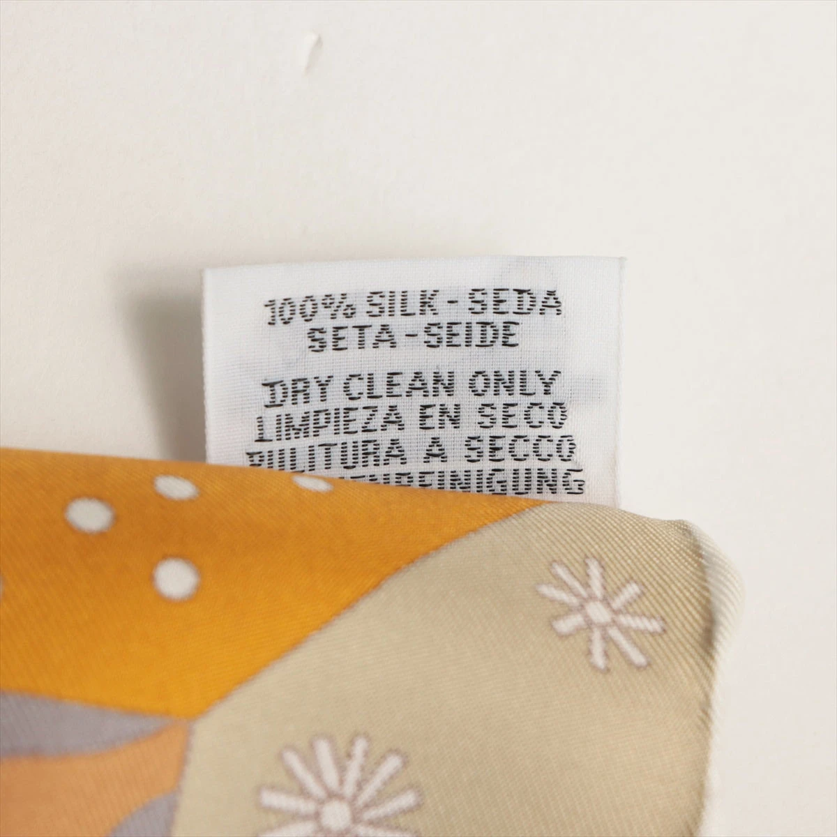 未使用級✨エルメス　カレ90　始まりの歌　スカーフ　22春夏コレクション　グレー 未使用級✨エルメスカレ90始まりの歌スカーフ22春夏コレクション