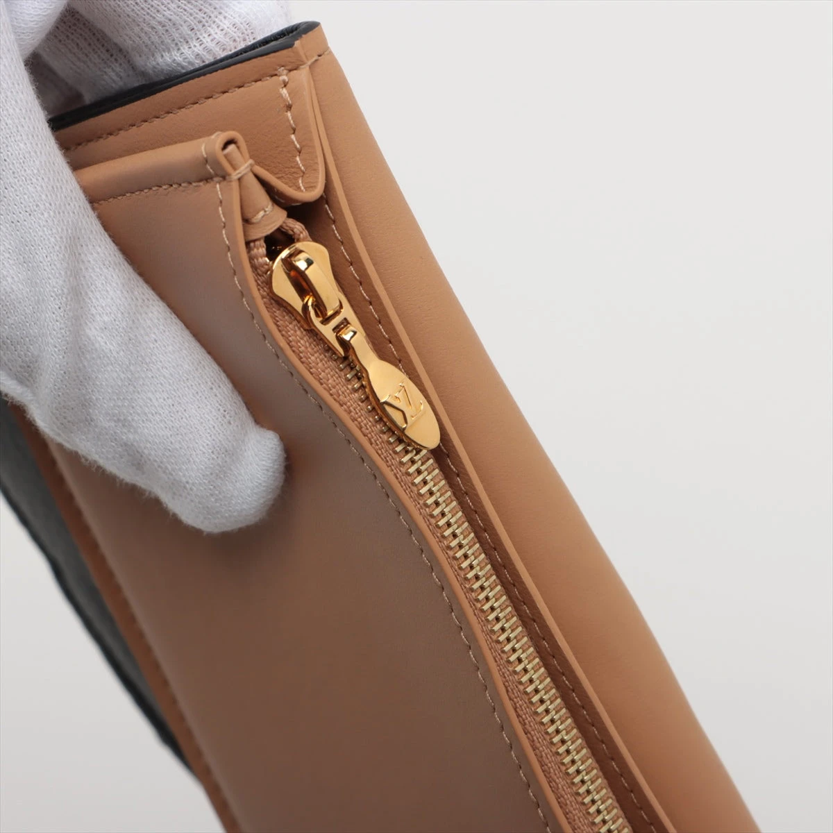 現行◆未使用級◆ルイヴィトン ヴェルティカルウォレット トリヨン ベージュ ヴィトン トリヨン LV ヴェルティカル ウォレット カプシーヌ