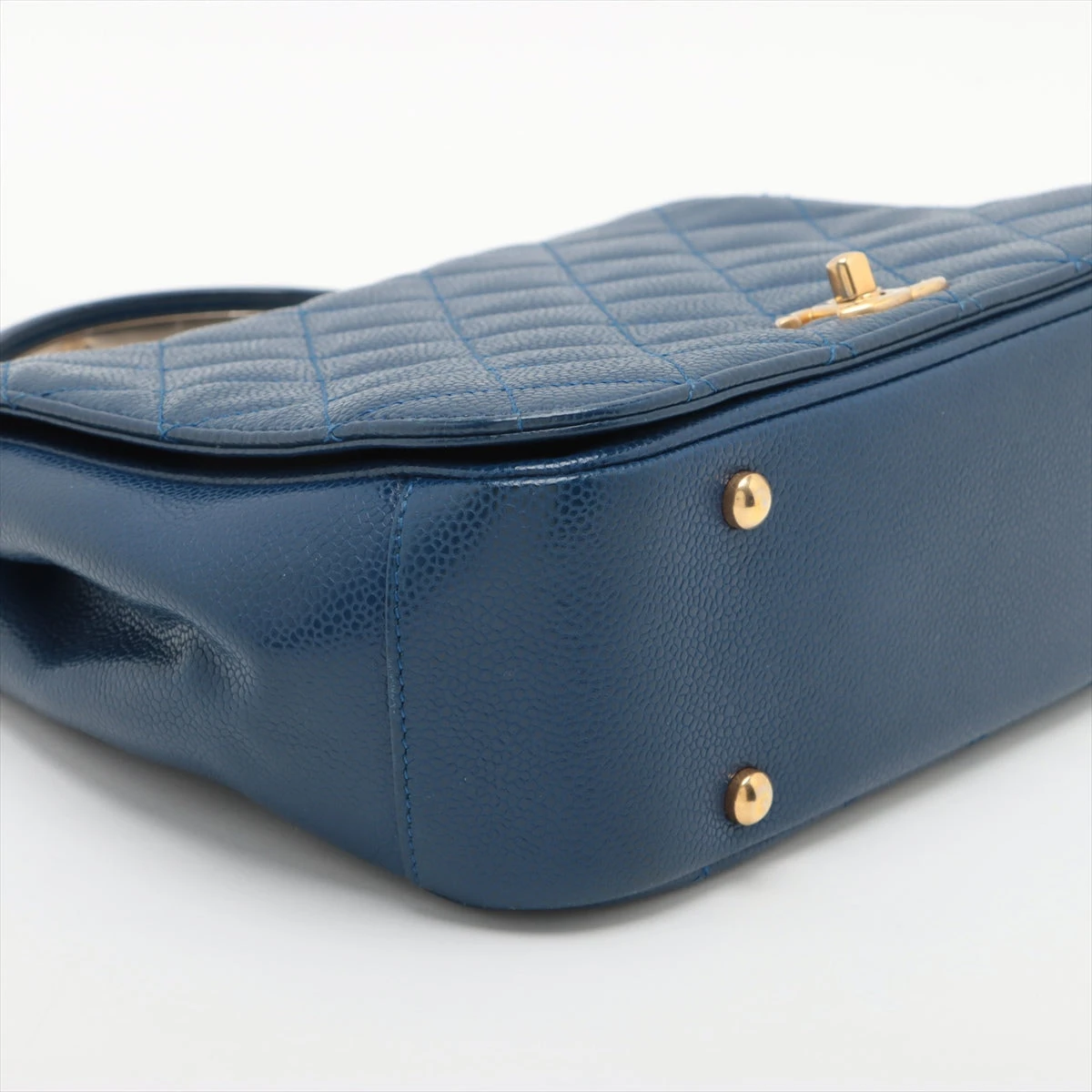 シャネルマトラッセキャビアスキン青2wayショルダーバッグ24番台