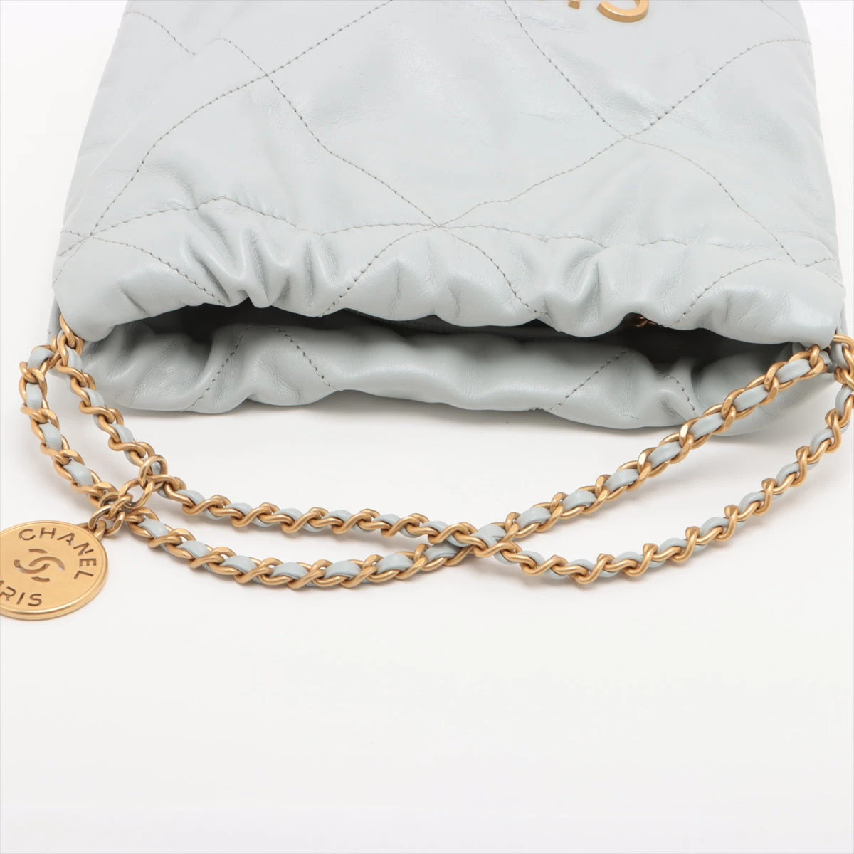 シャネル CHANEL22 ミニサイズ ライトグレー/S金具 Chanel 22 ミニ ハンドバッグ、シャイニー カーフスキン