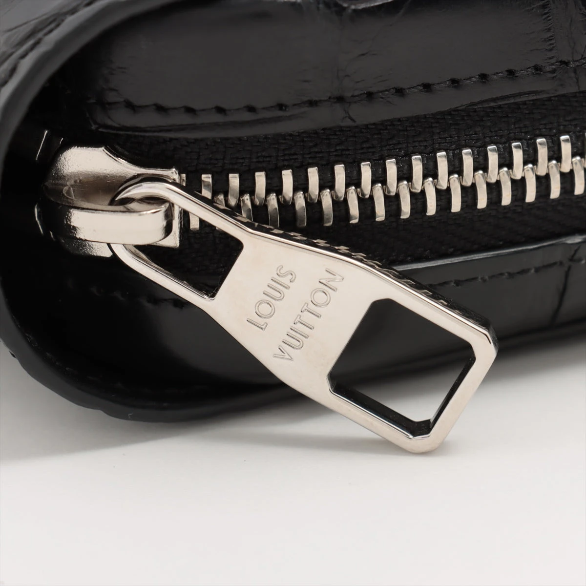 ヴィーガンレザーフロントジップトップス Jil Sander - Goji Square Bag in Black – Stoy