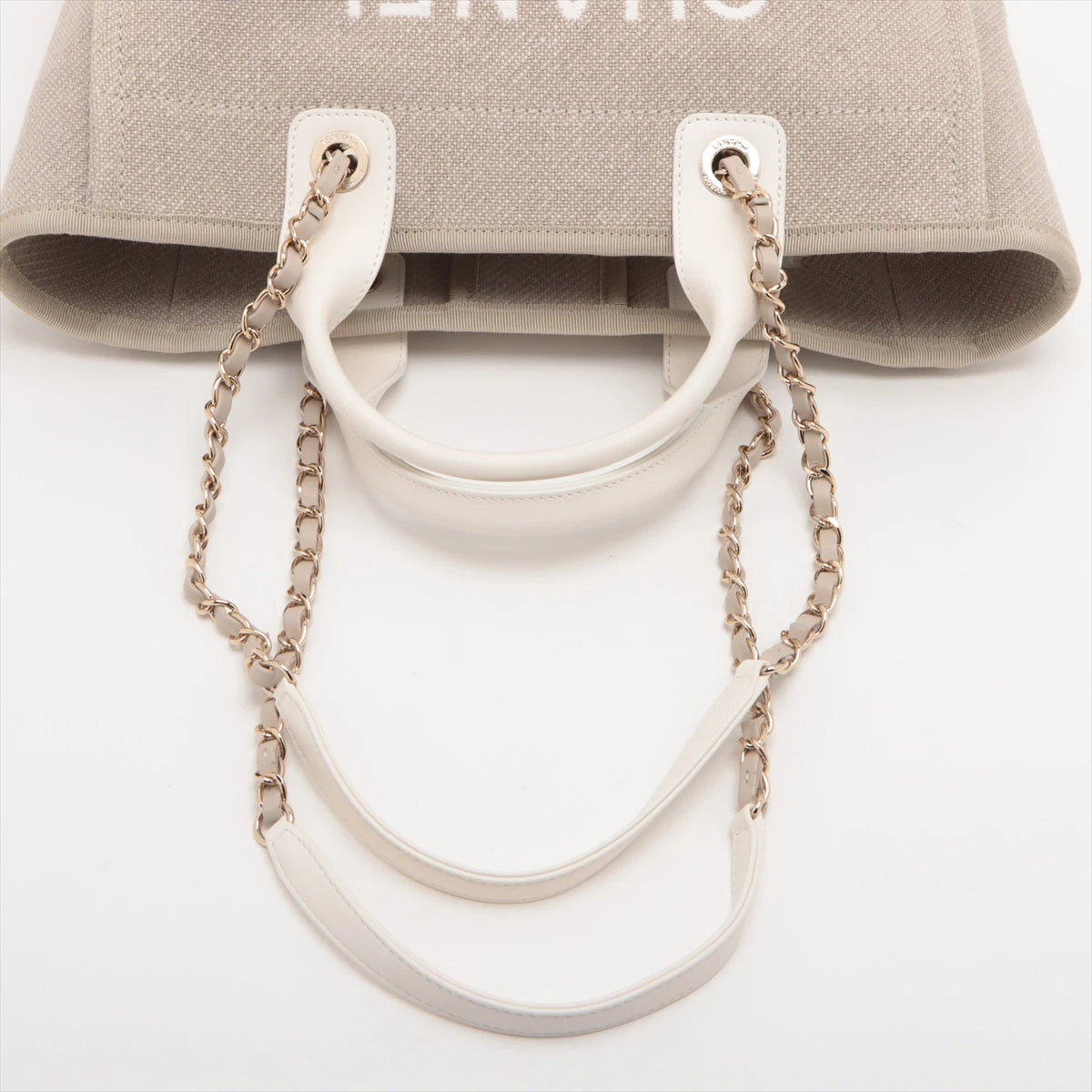 CHANEL ベージュ オープントゥ ウェッジヒール ベージュ ゴールドチェーン シャネル ドーヴィル ラフィア チェーントートバッグ ベージュ