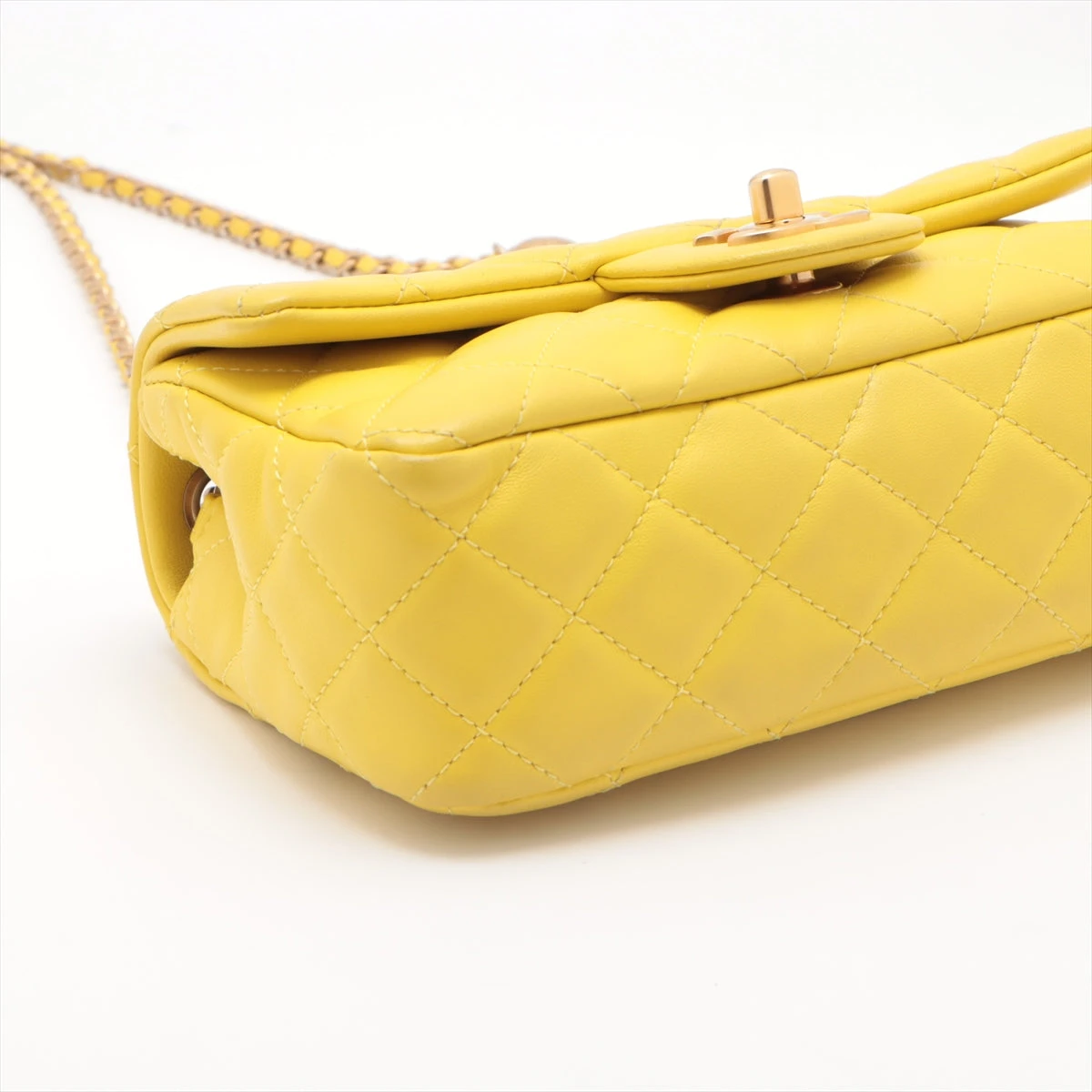 シャネル ミニミニマトラッセ チャーム イエロー ラムスキン CHANEL 【新品同様】シャネル ミニミニ マトラッセ チェーン