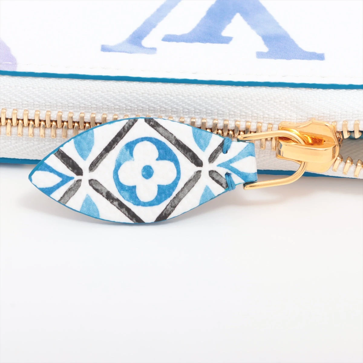 ヴィトン LVバイ ザ プール ジッピーウォレット 型番 ブルー×ホワイト