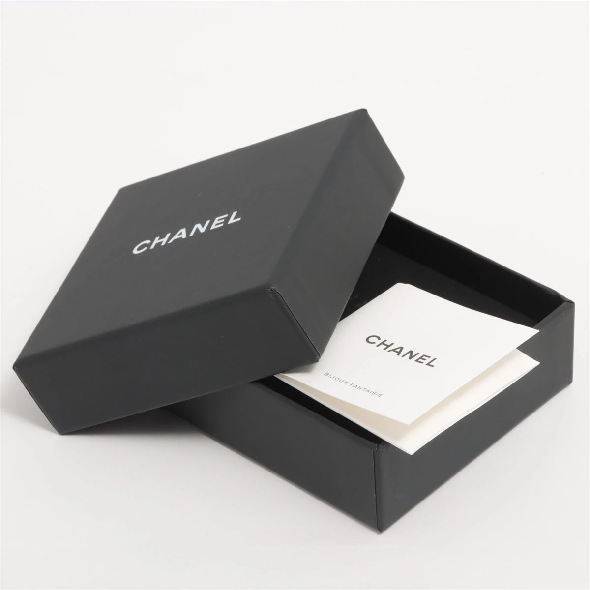 【レザー×ラインストーンで華やかに】CHANEL ブローチ ギフトに Chanel ブローチ シャネル 真珠 ラインストーン付き ブローチ