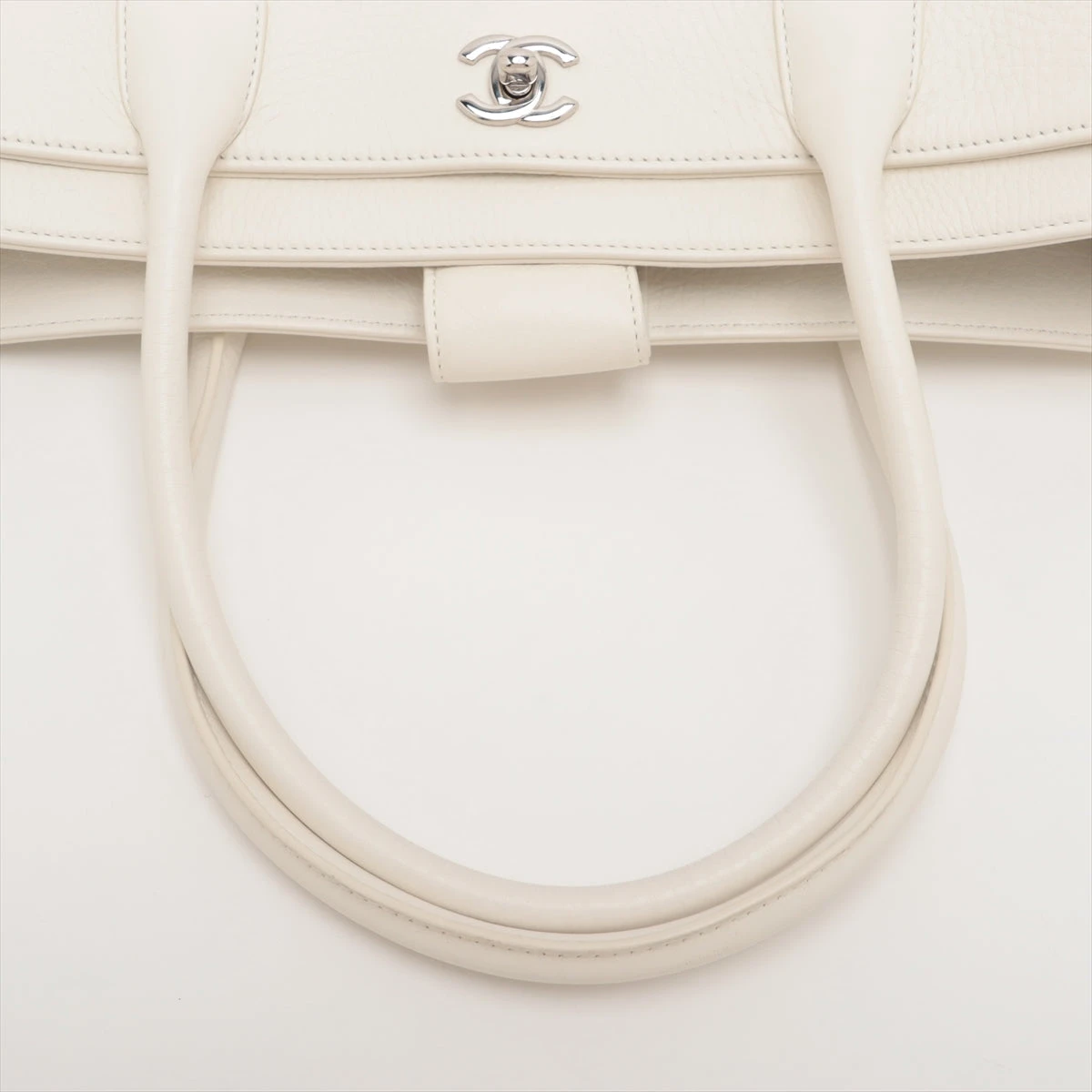 シャネル エグゼクティブ レザー トートバッグ ホワイト シルバー金具