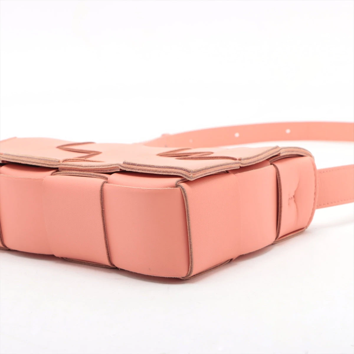 美品　ボッテガヴェネタ　カセット　マキシイントレチャート　ショルダー　ピンク ボッテガヴェネタ マキシイントレチャート カセット レザー