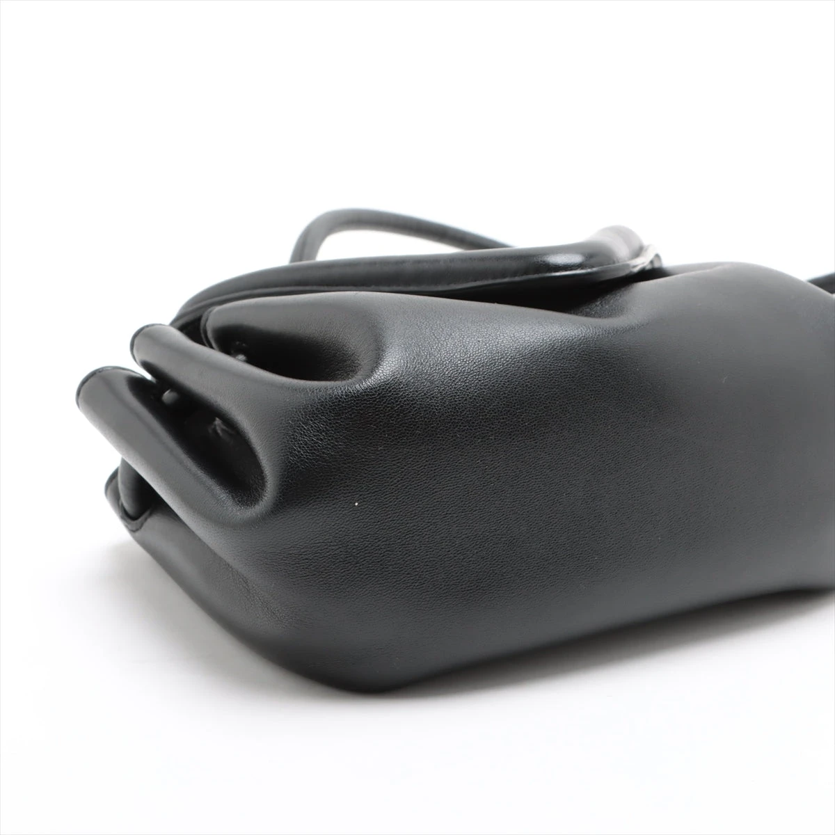 ボッテガヴェネタ ビーク レザー ショルダーバッグ ブラック A2466479