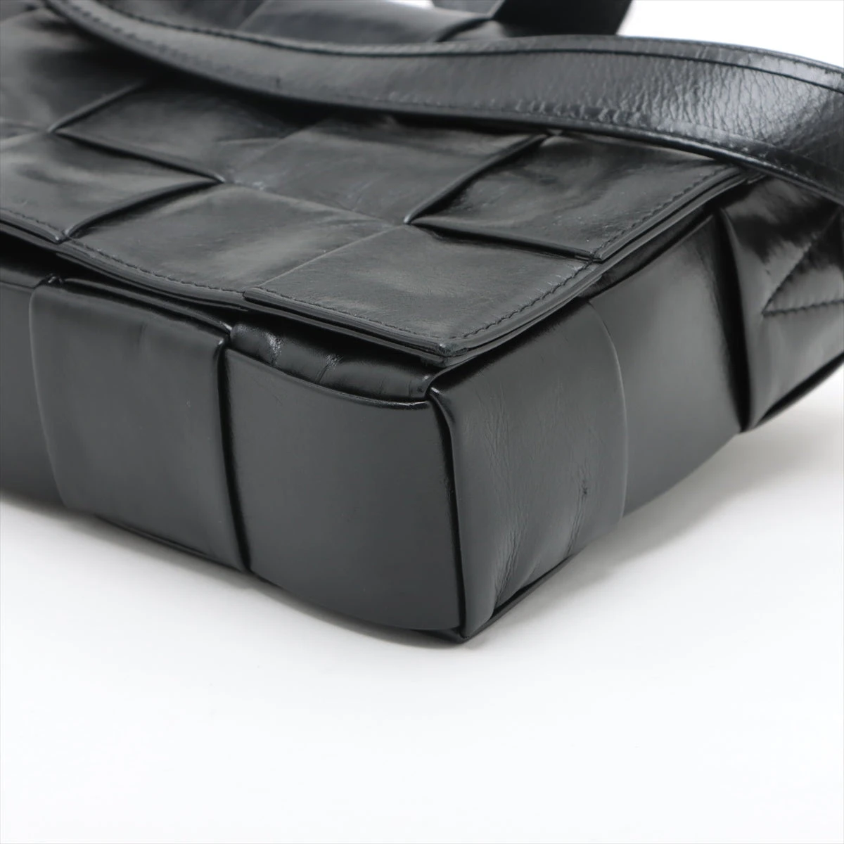 ボッテガヴェネタ マキシイントレチャート カセット レザー ショルダー