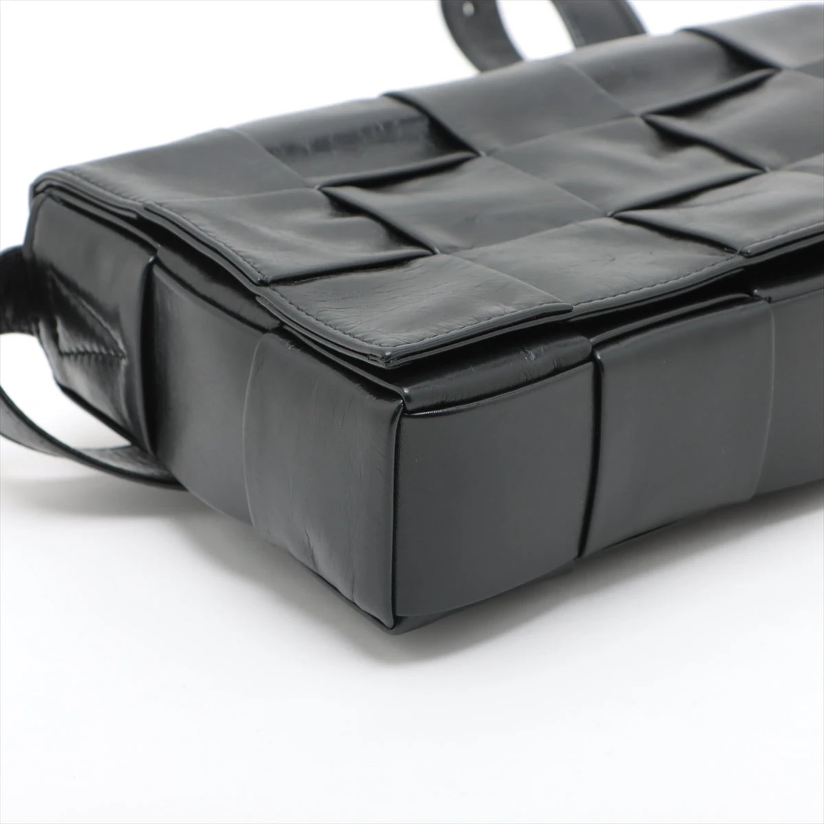 ボッテガヴェネタ マキシイントレチャート カセット レザー ショルダー