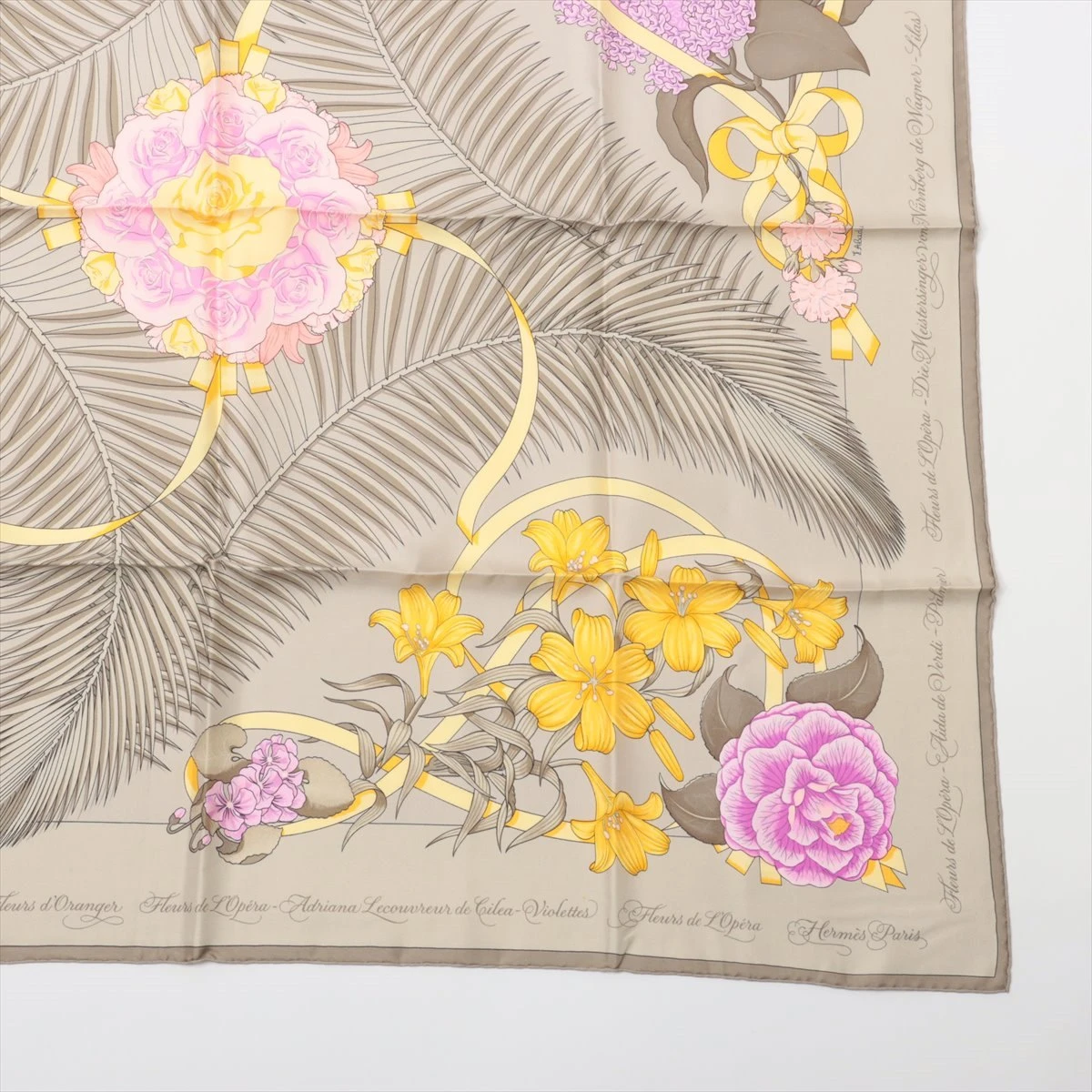 HERMES　エルメス 　シルクスカーフ 花柄　オフホワイト 　オペラの花 HERMES エルメス シルクスカーフ カレOPERA