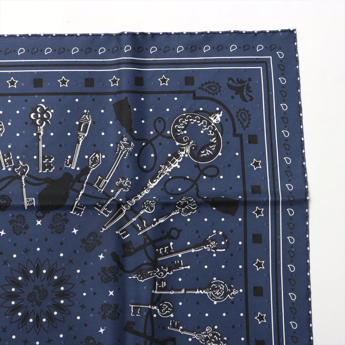 専用です　　HERMES シルクスカーフ 鍵デザイン 美品】エルメス HERMES 鍵デザイン スカーフ 約90cm x 90cm