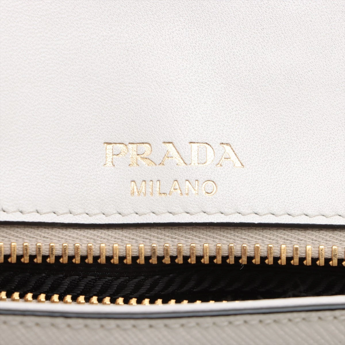 プラダ サフィアーノ チェーンショルダーバッグ ホワイト 1BD193