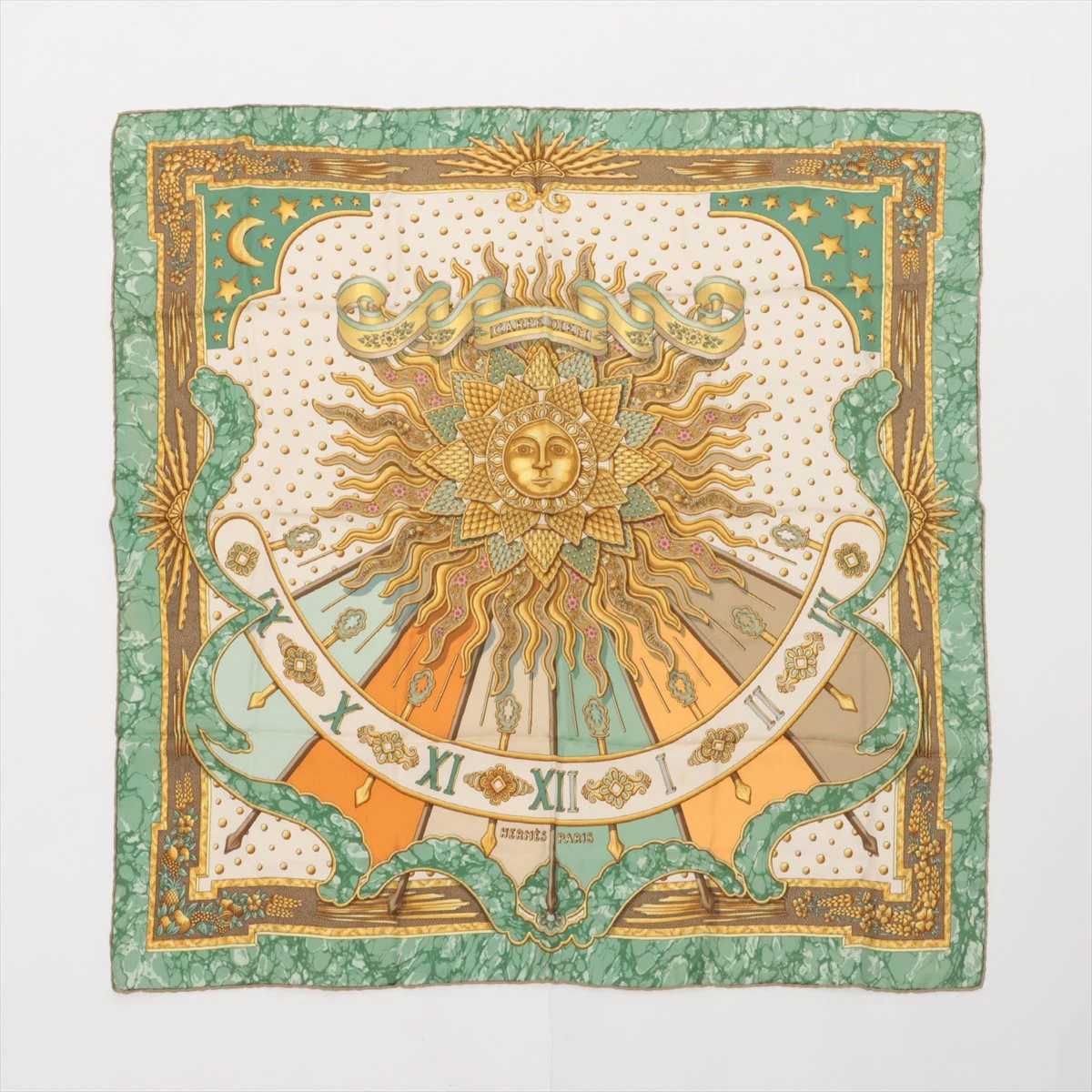 エルメス Hermes 『カレ90 今日一日を楽しむ』 印象づける スカーフ