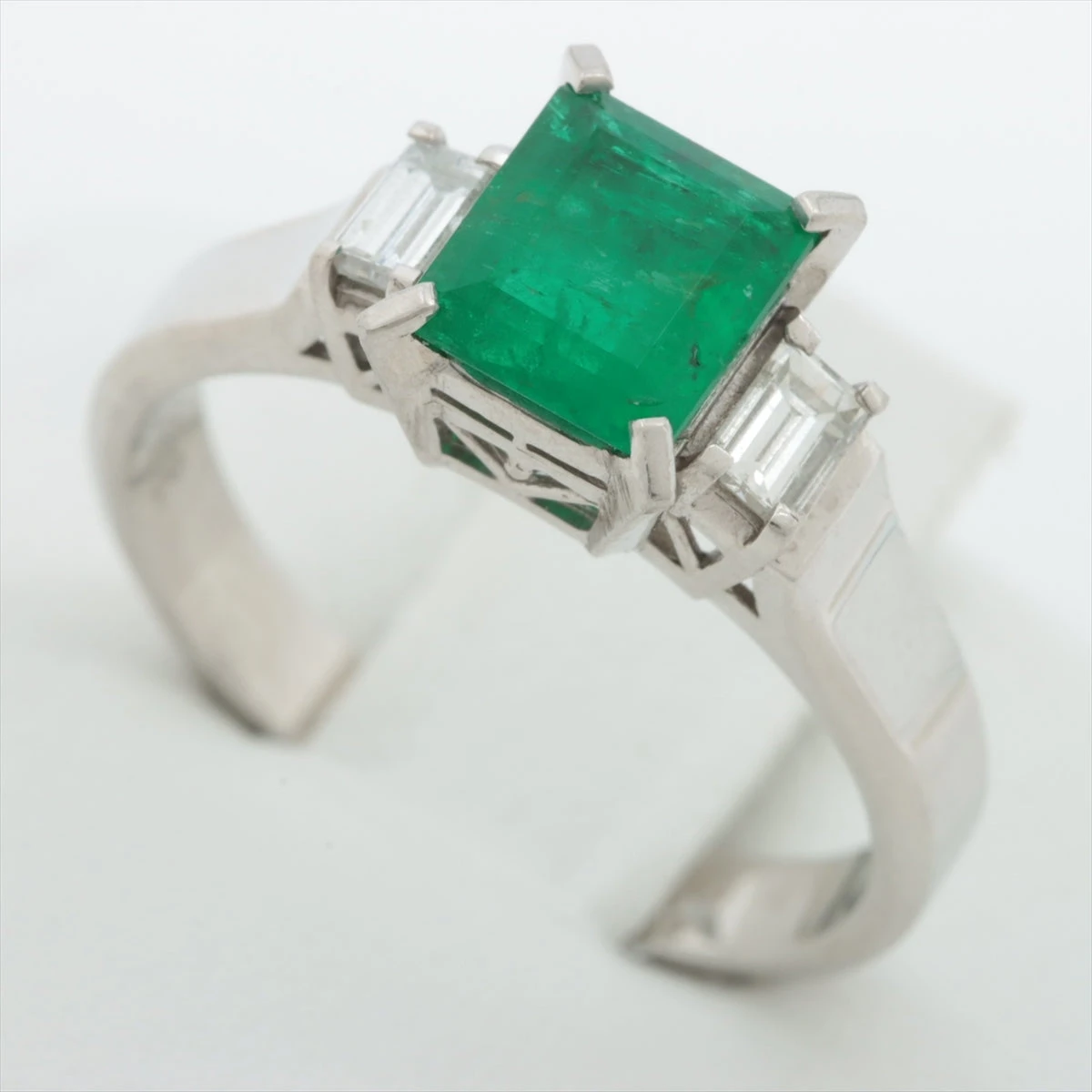 Pt900エメラルドダイヤリング Pt900×エメラルド×ダイヤモンドリング E1.26ct MD0.45ct の買取