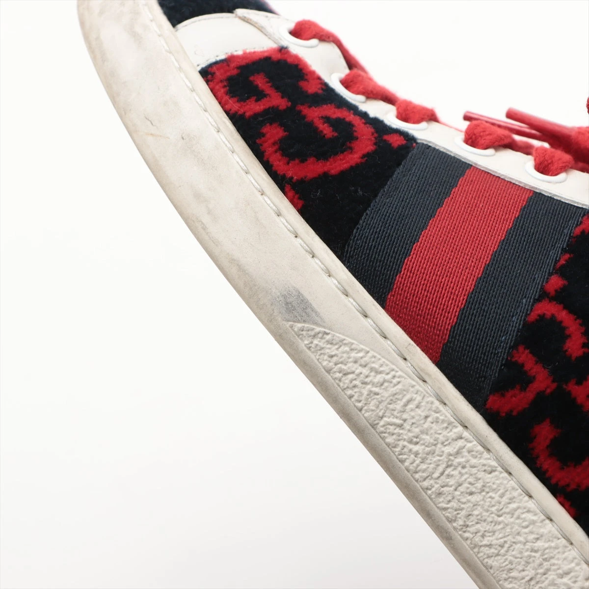 グッチ スエードレザーのGGクロスディテールのスニーカー SS25 Gucci: Ready-To-Wear SS25 - 10 Magazine