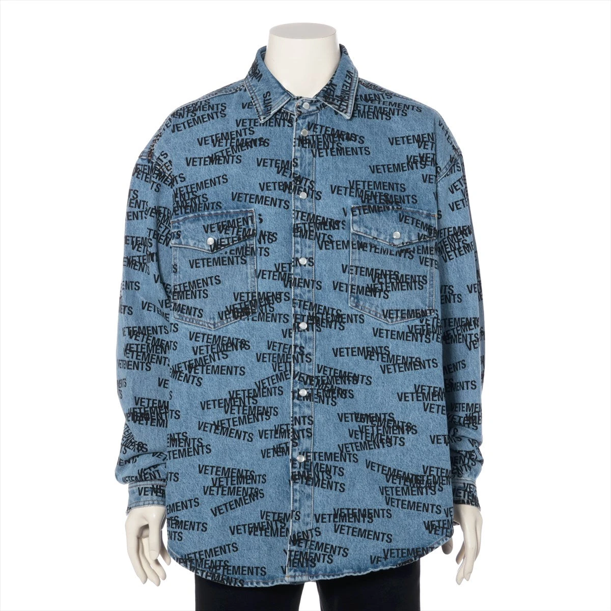 新品 VETEMENTS デニムシャツ デニム シャツ ヴェトモン ブルー VETEMENTS】EMBROIDERED LOGO DENIM SHIRT(LIGHT BLUE) | AYIN