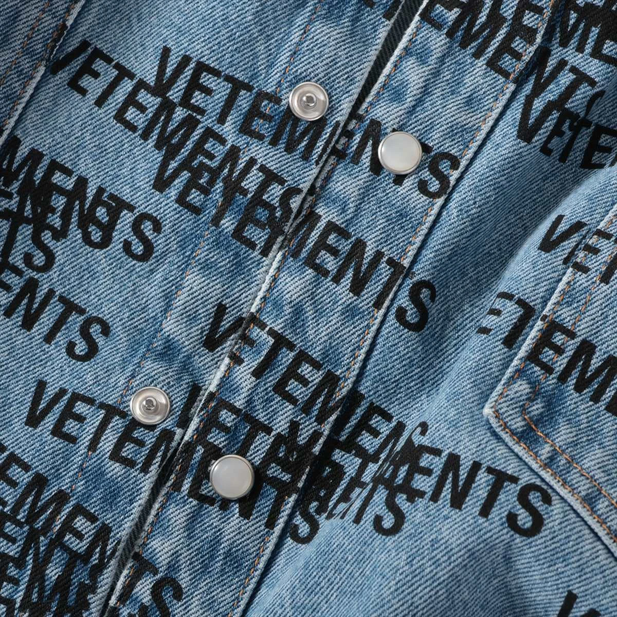 新品 VETEMENTS デニムシャツ デニム シャツ ヴェトモン ブルー VETEMENTS】EMBROIDERED LOGO DENIM SHIRT(LIGHT BLUE) | AYIN
